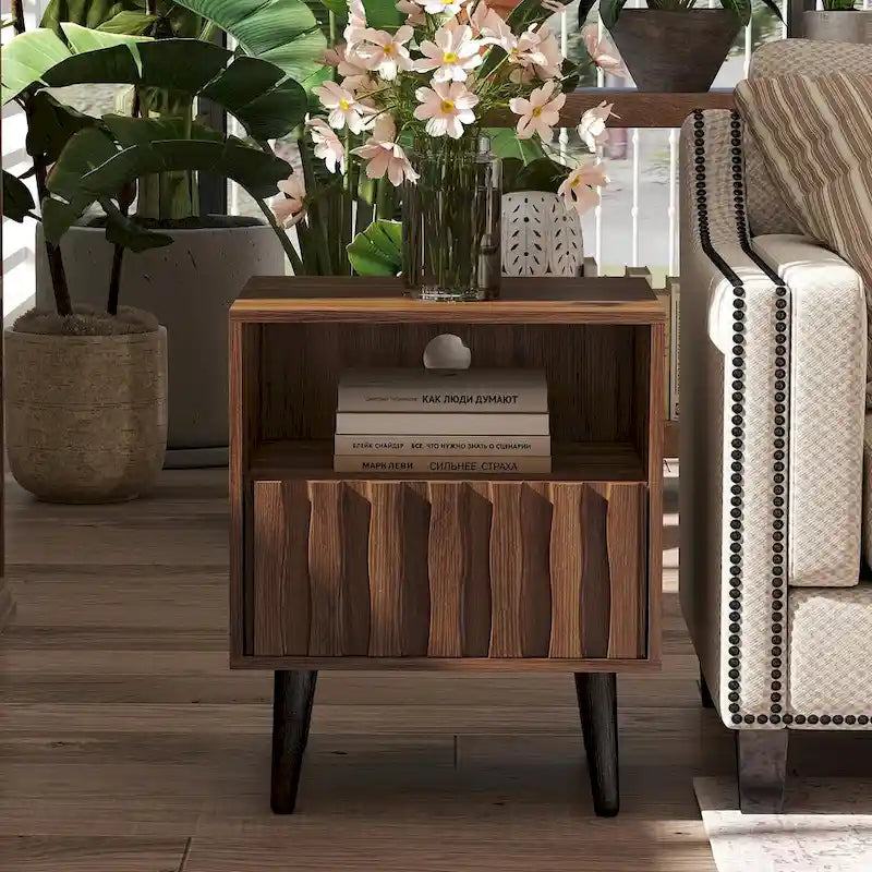 Nachttisch im Mid-Century-Modern-Stil mit geriffelter Front, Schublade und offenem Regal