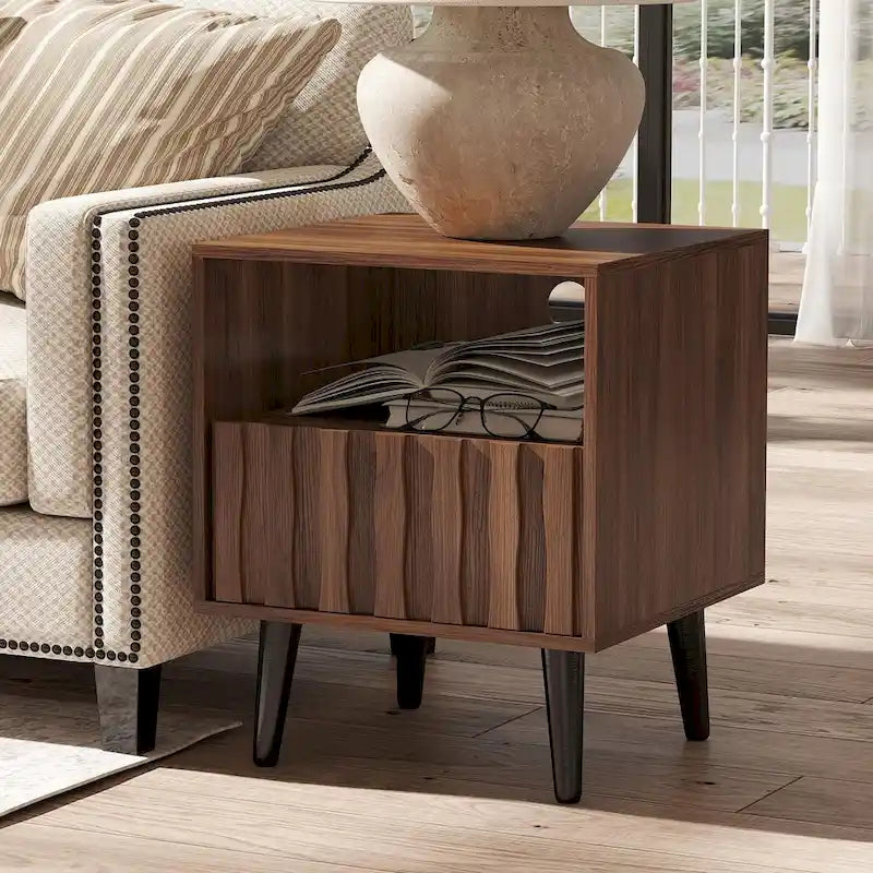 Nachttisch im Mid-Century-Modern-Stil mit geriffelter Front, Schublade und offenem Regal
