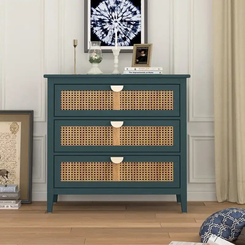 Cassettiera contenitore in rattan naturale con 3 cassetti, struttura effetto venatura del legno e maniglie in metallo