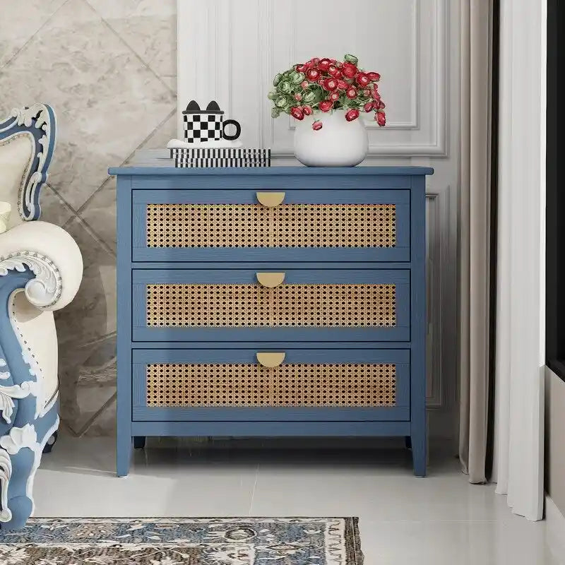 Cassettiera contenitore in rattan naturale con 3 cassetti, struttura effetto venatura del legno e maniglie in metallo