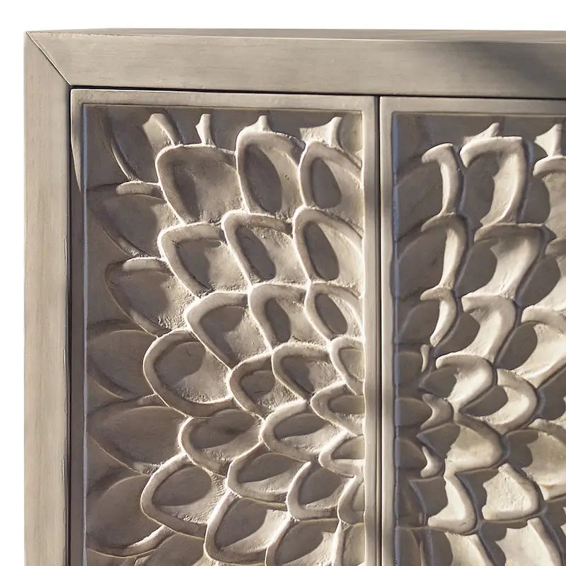Akzentschrank aus Holz mit Blumenmuster, 3 Ablagefächern und Doppeltüren – Landhausstil in verwittertem Weiß