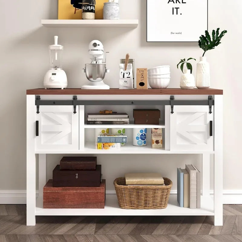 47-Zoll-Konsolenschrank im Landhaus-Industrie-Stil mit Schiebetüren im Scheunentor-Design und offenem Regal